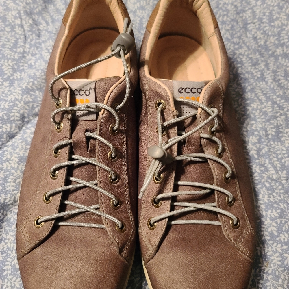 Ecco spikeless golf shoes